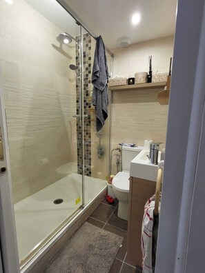 Douche, sèche-cheveux, serviettes fournies, savon