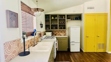 Microwave, oven, stovetop, cookware/dishes/utensils