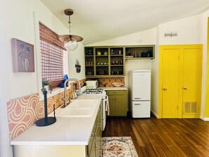Luxury Cottage, City View | Private kitchen | Microwave, oven, stovetop, cookware/dishes/utensils