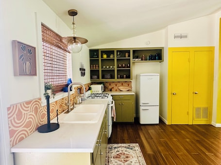 Luxury Cottage, City View | Private kitchen | Microwave, oven, stovetop, cookware/dishes/utensils