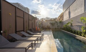 Una piscina al aire libre
