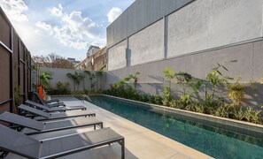Apartamento básico | Piscina | Una piscina al aire libre