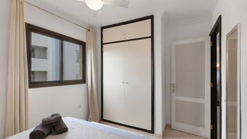 1 habitación, tabla de planchar con plancha, wifi y ropa de cama