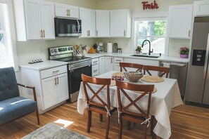 Microwave, oven, stovetop, dishwasher - Clean and Modern 1-Bedroom Apartment in Downtown Coeur d'Alene (Coeur d'Alene)