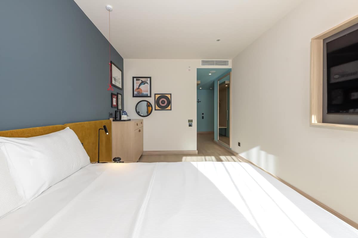 Room, 1 Queen Bed, Accessible | In-room safe, laptop workspace, soundproofing, iron/ironing board