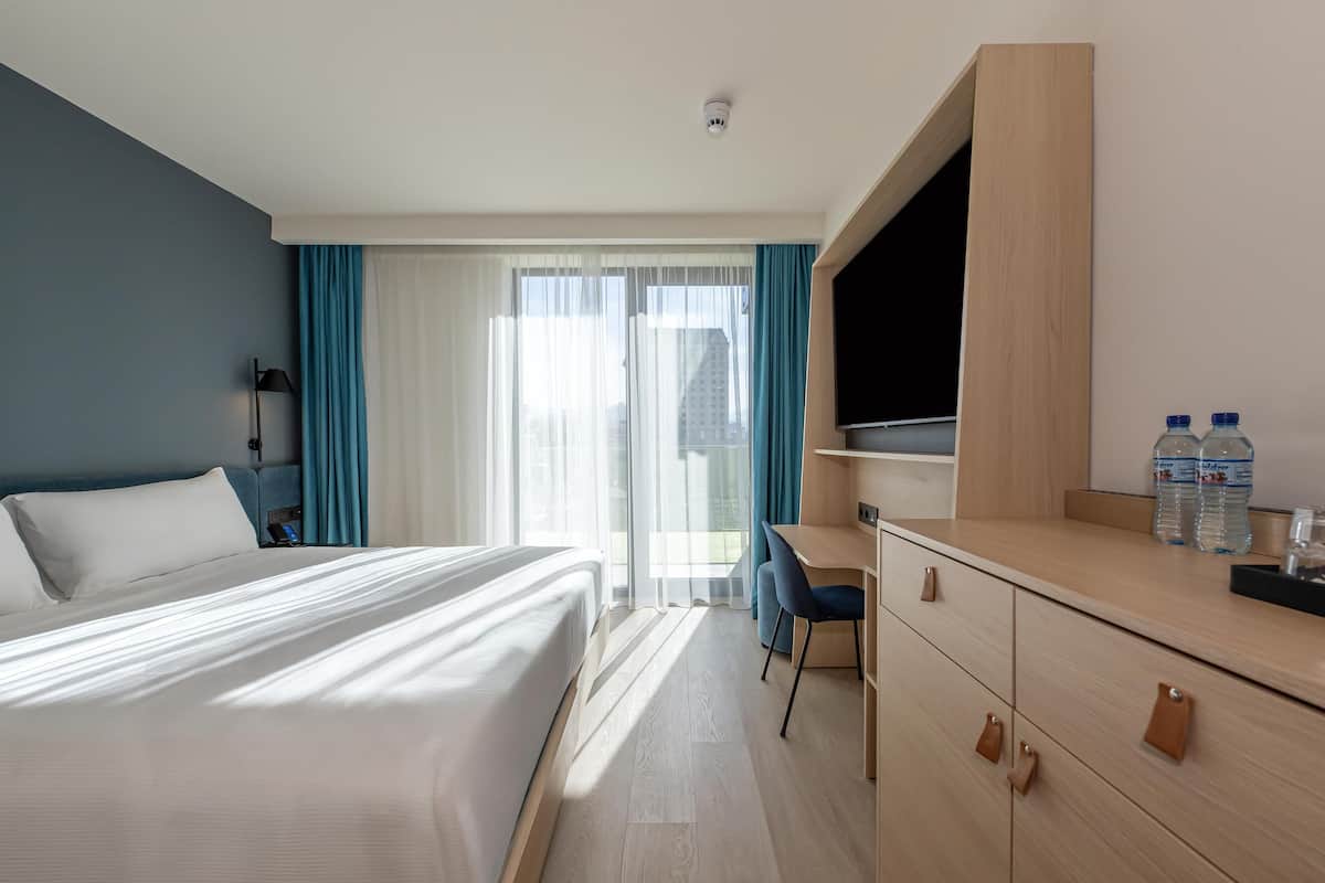 Room, 1 King Bed (View, Super) | In-room safe, laptop workspace, soundproofing, iron/ironing board