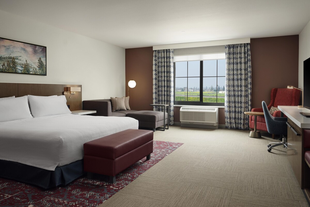 1 King Bed Deluxe