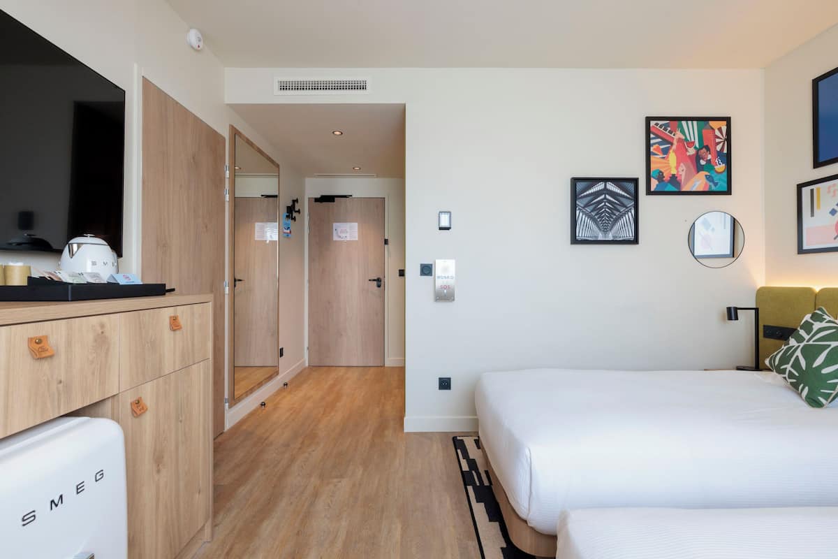 Chambre, 2 lits une place, accessible aux personnes à mobilité réduite | Coffres-forts dans les chambres, décoration personnalisée