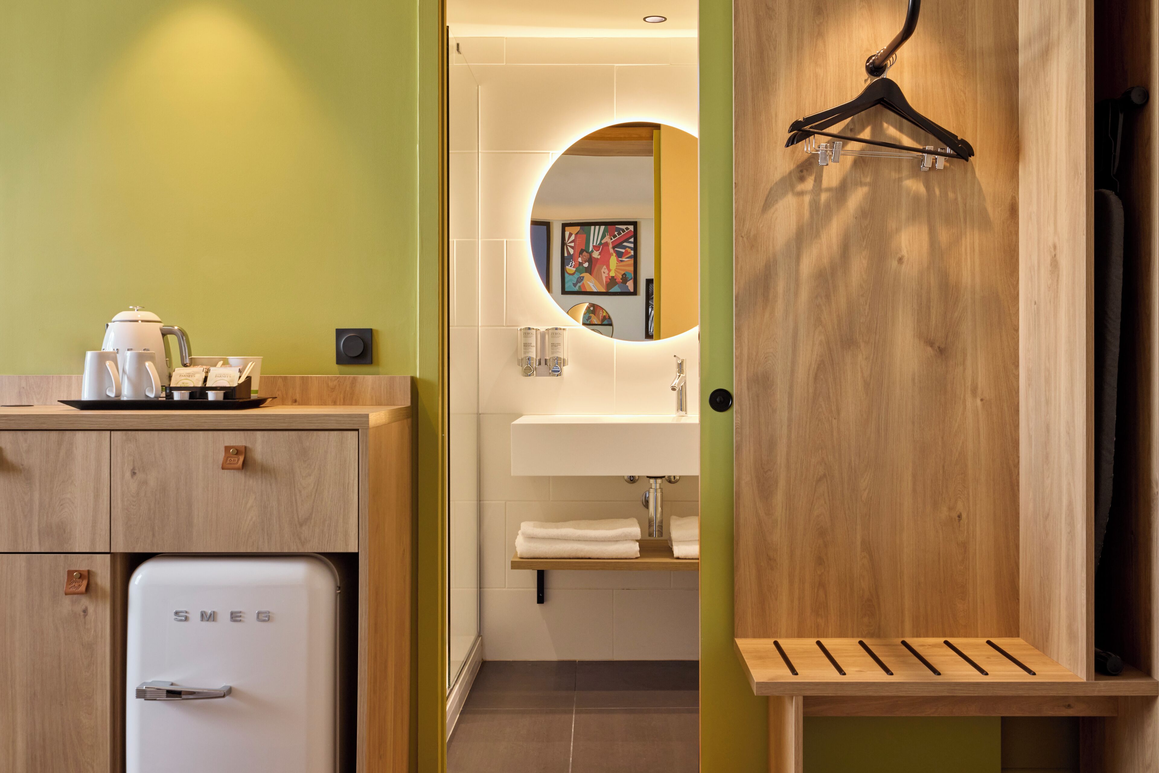 Een douche, een regendouche, gratis toiletartikelen, een haardroger