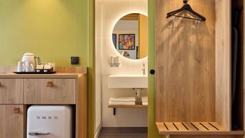 Een douche, een regendouche, gratis toiletartikelen, een haardroger