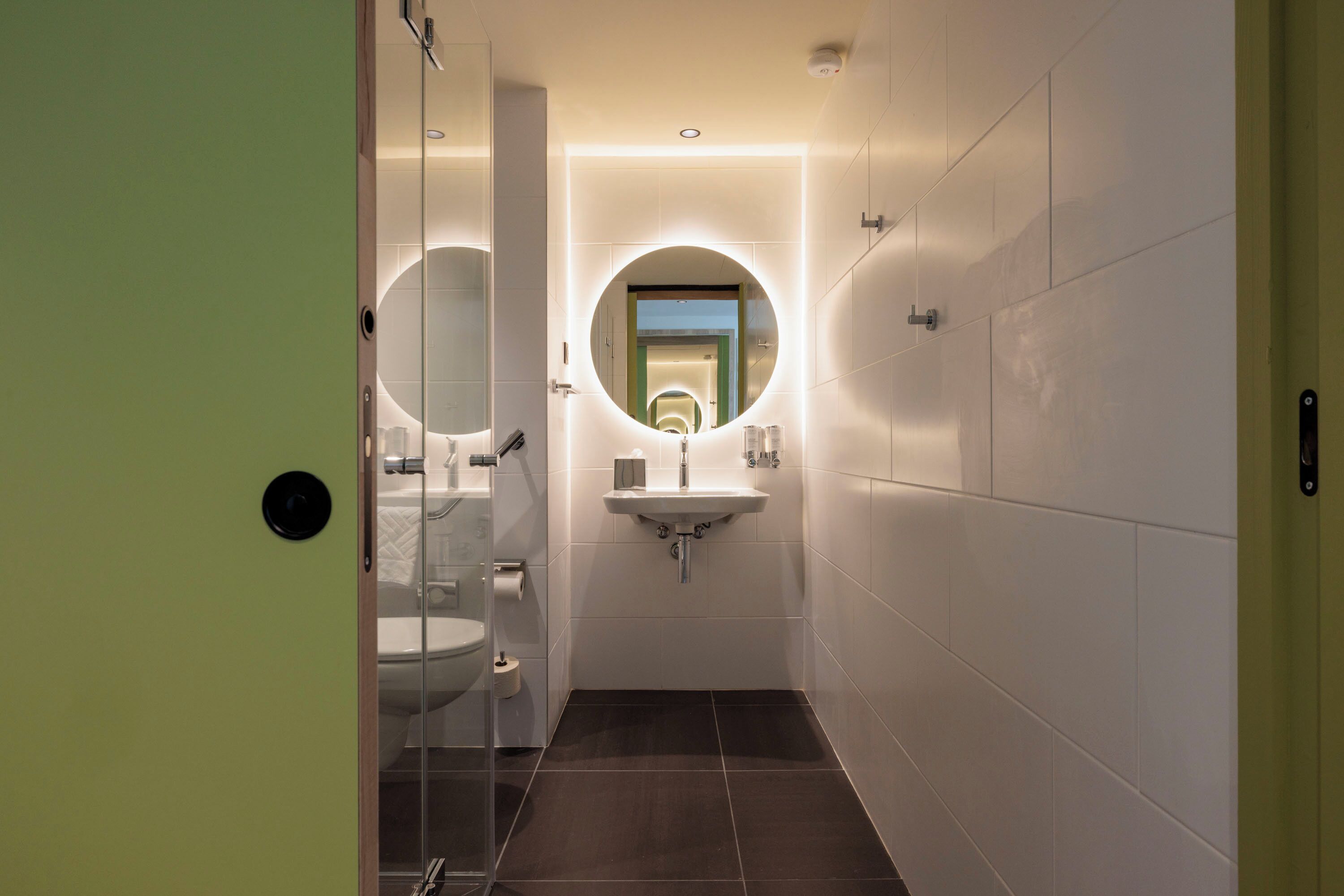 Quarto, 2 camas de solteiro, acessível | Banheiro | Chuveiro, chuveiro com efeito de chuva, produtos de toalete grátis 