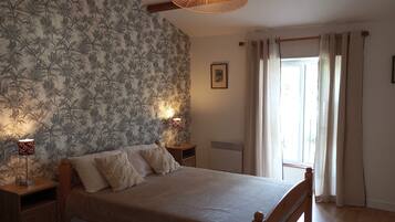 2 chambres, fer et planche à repasser, Wi-Fi, draps fournis