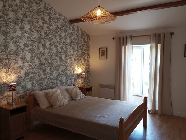 2 chambres, fer et planche à repasser, Wi-Fi, draps fournis