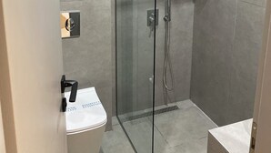 패밀리 스위트 | 욕실 | 샤워 시설, 헤어드라이어, 타월, 비누