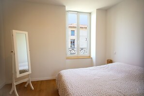 2 bedrooms, iron/ironing board, bed sheets - Aux Trois Mousquetaires - proche Jardin Dumaine (Luçon)