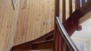 Eine Holztreppe mit Metallgeländer.