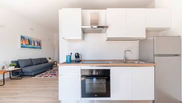 Fridge, oven, stovetop, coffee/tea maker