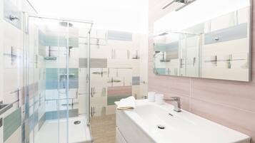 Dusch, hårtork och handdukar