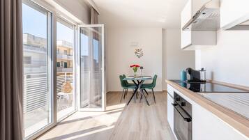 Fridge, oven, stovetop, coffee/tea maker