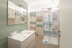 Ducha, secador de pelo, toallas