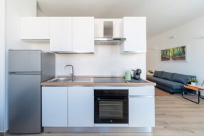 Kühlschrank, Ofen, Herdplatte, Wasserkocher mit Kaffee-/Teezubehör