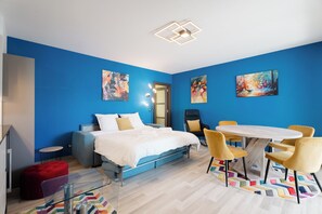 1 dormitorio, tabla de planchar con plancha, wifi y ropa de cama