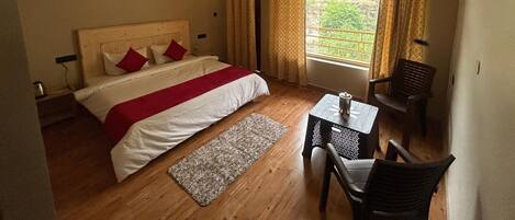 Een bureau, een laptopwerkplek, een strijkplank/strijkijzer, gratis wifi