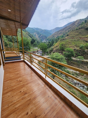 Quarto casal luxo, sacada, vista para o vale | Escrivaninha, espaço de trabalho para notebook, quartos à prova de som. NEERANGANA RETREAT