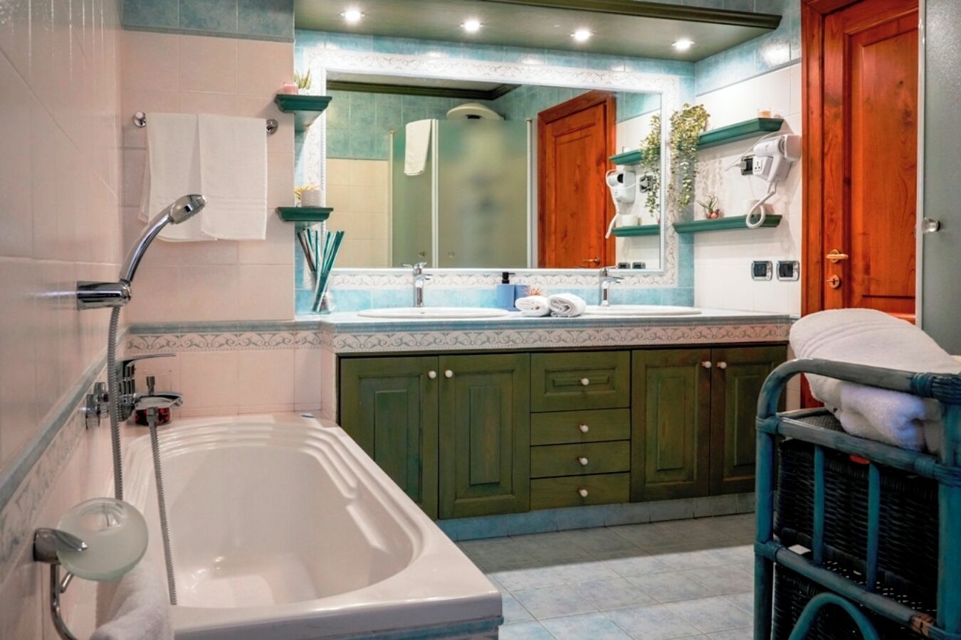 Doccia, asciugacapelli, bidet, asciugamani