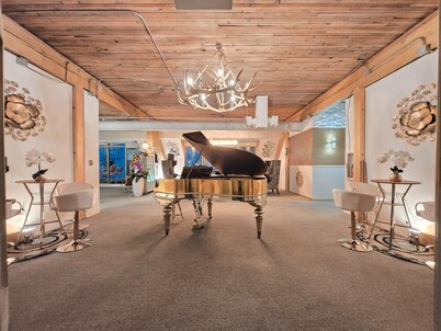 Pike Market Millionaire’s Escape – 2BR Sky Summit