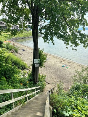 Beach - 3-bedroom apartment in charming Southend Burlington (Burlington)