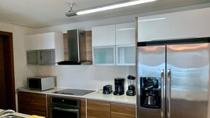 Una cocina moderna con electrodomésticos de acero inoxidable, armarios de madera y horno empotrado.