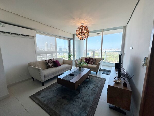 1 bedroom, Internet - Pacific Cafe Classy 1-bedroom in Costa del Este (Panama City)