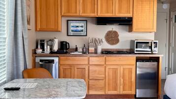 Réfrigérateur, micro-ondes, plaque de cuisson, lave-vaisselle