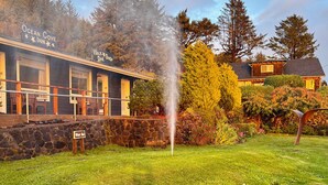 Een restaurant genaamd Ocean Cove Inn, met een stenen muur en een bord dat aangeeft dat er een Whole Foods winkel in de buurt is.