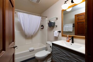 Secadora de cabello, toallas, jabón, shampoo 