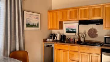 Kühlschrank, Mikrowelle, Herdplatte, Geschirrspüler