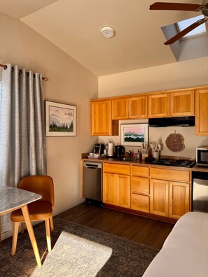 Kylskåp, mikrovågsugn, spishäll och diskmaskin