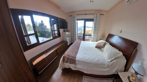 5 bedrooms, iron/ironing board, Internet, bed sheets