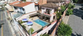 Complete house in the center of Guararema with heated pool!