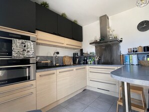 Køleskab, mikrobølgeovn, ovn, kogeplade