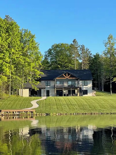 New 6 bedroom Lake Front Home- Theatre Room- Poker - FirePit- Kayak/Paddleboards