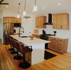 Kjøleskap, mikrobølgeovn, ovn og kokeplater