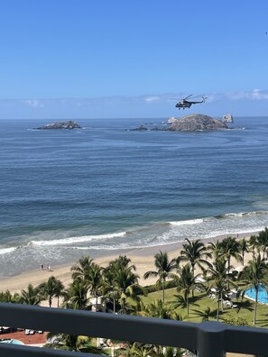 Beach - Wake Up to Ocean Views – Stylish 11th-Floor Coastal Escape (Ixtapa Zihuatanejo)