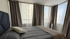 شقة بتجهيزات أساسية | ستائر تعتيم وتجهيزات عازلة للصوت ومكواة/لوح كي وواي فاي مجانًا