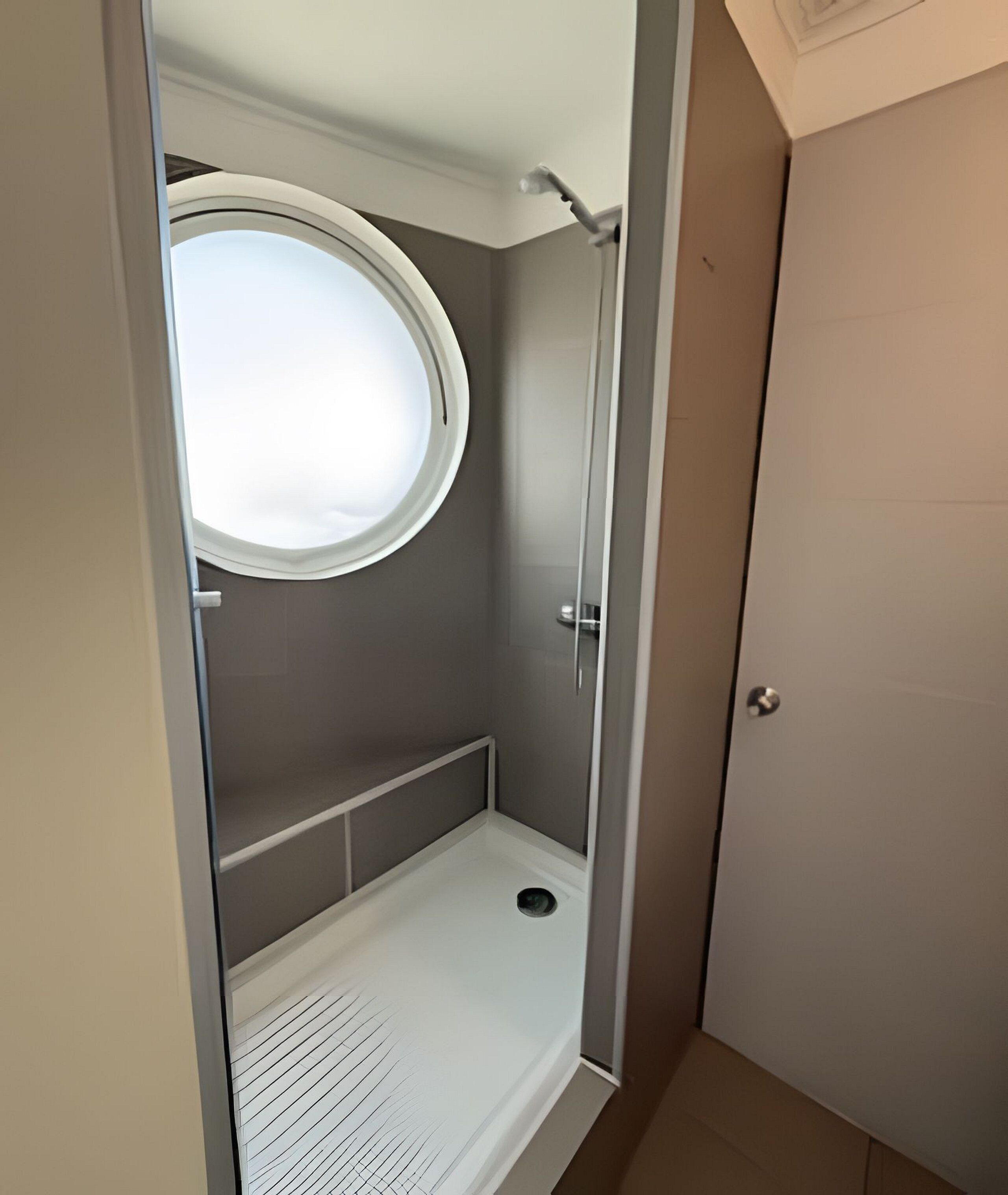 Basic Apartment | Bathroom