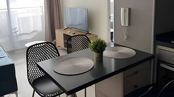 Basic Apartment | Dining