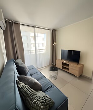 Basic Apartment | Living area