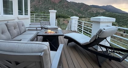 HOT TUB Soaks& ARKADE Nights -5min. Garden of the Gods,easy access to Pikes Peak