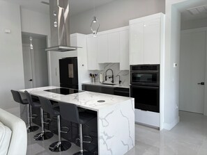 Mikrowelle, Ofen, Herdplatte, Geschirrspüler